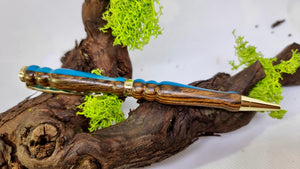 Handgefertigter Stift aus Bucota-Holz und blauem Epoxidharz