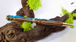 Handgefertigter Stift aus Bucota-Holz und blauem Epoxidharz