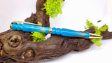 Handgefertigter Stift aus Bucota-Holz und blauem Epoxidharz