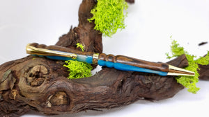 Handgefertigter Stift aus Bucota-Holz und blauem Epoxidharz