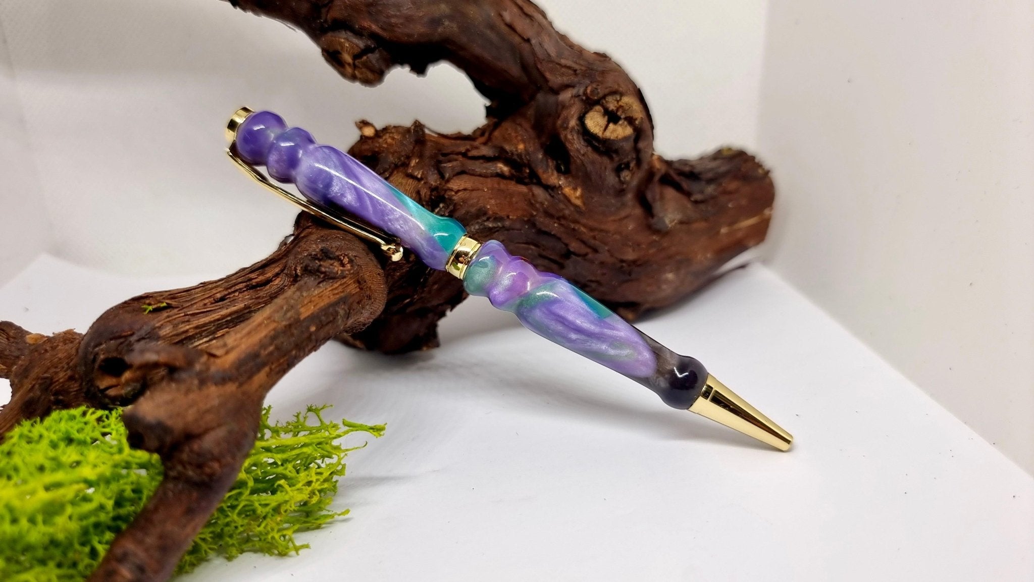 Handcrafted Epoxy Resin Pen: A Splash of Color for Your Writing Experience - PipejaWood