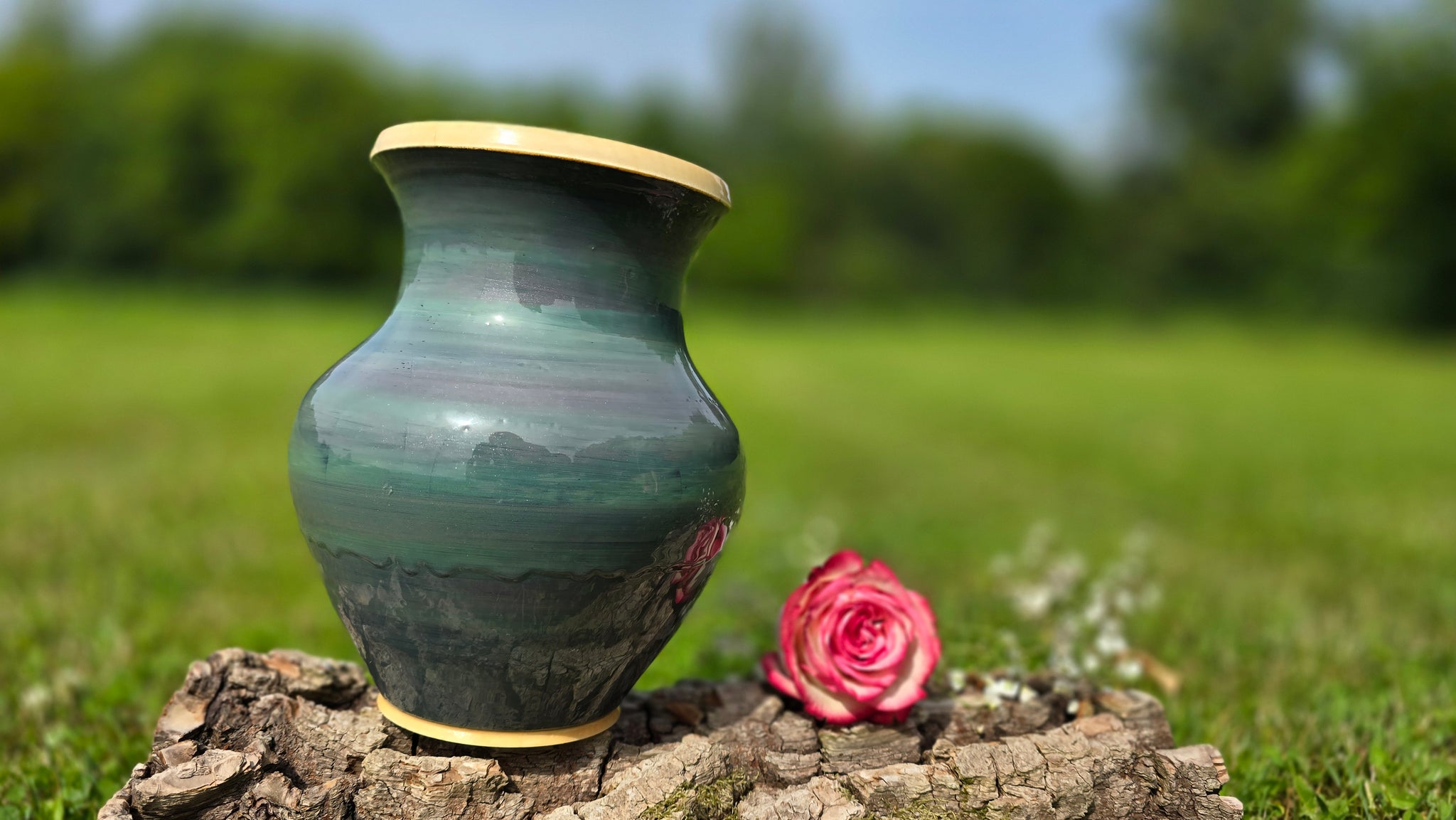 Handgefertigte Vase aus Ahornholz mit Acrylfarbe – ein atemberaubendes Dekorationsstück 